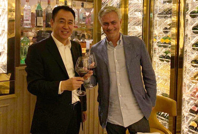 HLV Mourinho và tỉ phú Hứa Gia Ấn