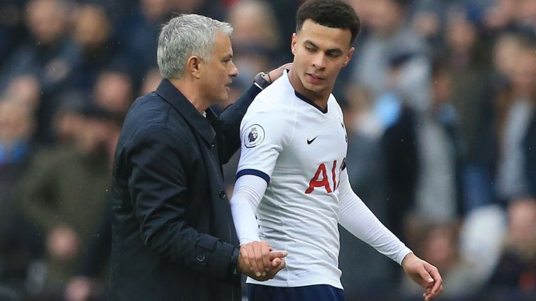 HLV Mourinho và tiền vệ Dele Alli