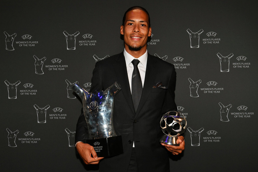  Van Dijk nhận cú đúp giải thưởng từ UEFA.