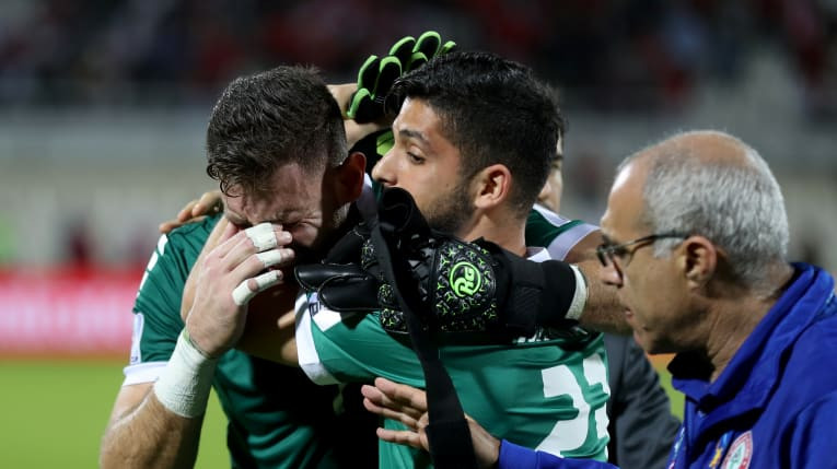 HLV Miodrag Radulovic động viên các cầu thủ Lebanon sau khi bị loại