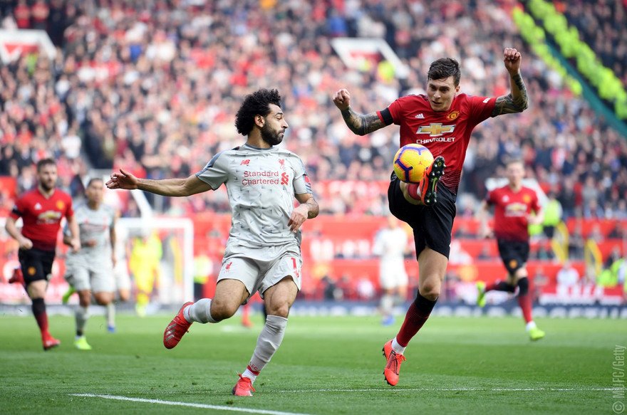 Salah (trái) và các đồng đội ở Liverpool đã trở lại ngôi đầu bảng sau khi hòa 0-0 với chủ nhà M.U
