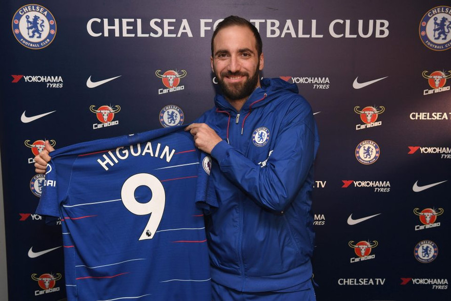 Gonzalo Higuain mặc áo số 9 quen thuộc ở Chelsea