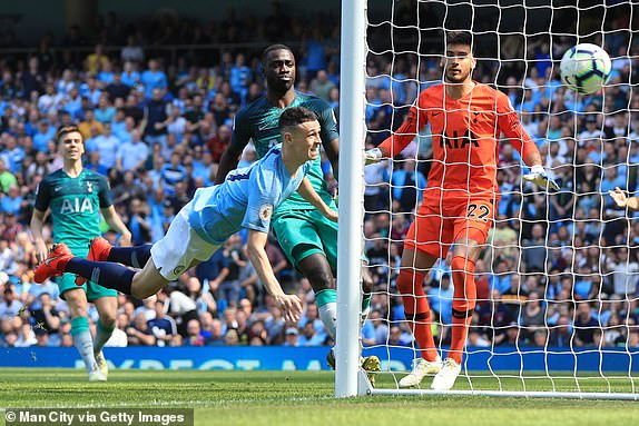 Phil Foden đánh đầu cận thành, mở tỷ số trận đấu cho Man City