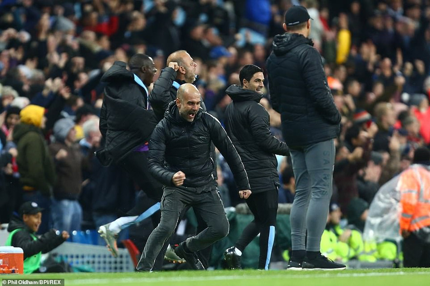 HLV Pep Guardiola ăn mừng đầy cảm xúc trước Southampton.