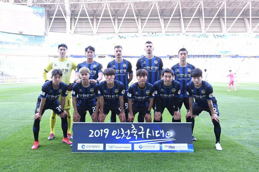 Công Phượng (tóc vàng) đá chính trước Pohang