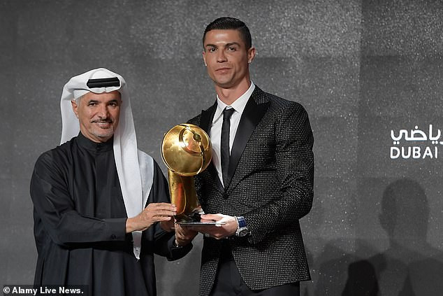 Ronaldo rạng rỡ nhận giải tại UAE
