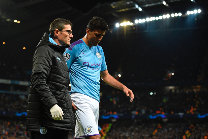 Rodri buồn bã rời sân.