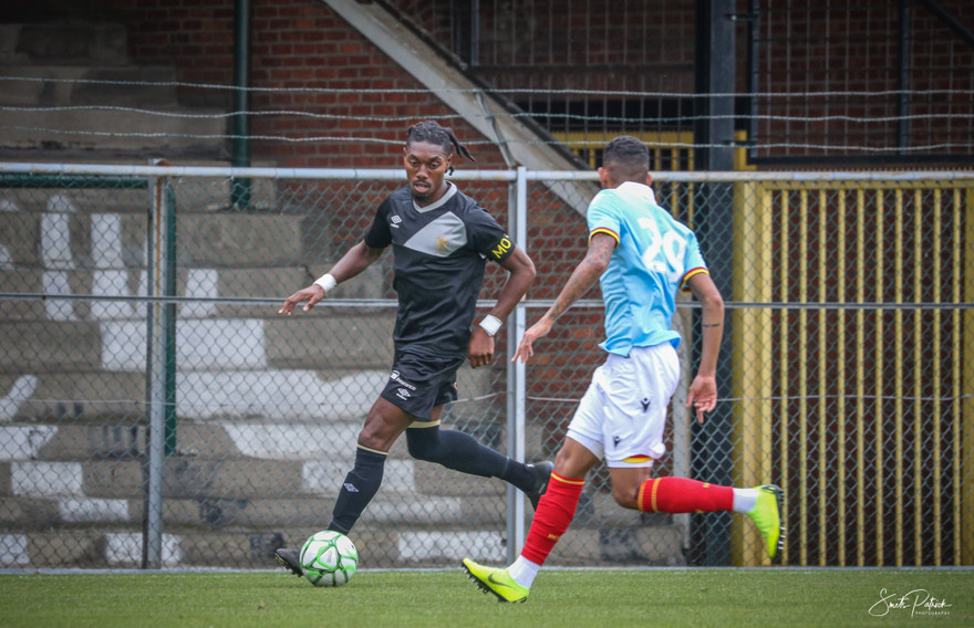 Sint-Truidense (áo đen) thua ngược RC Lens.