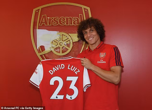 David Luiz bất ngờ chuyển đến Arsenal.