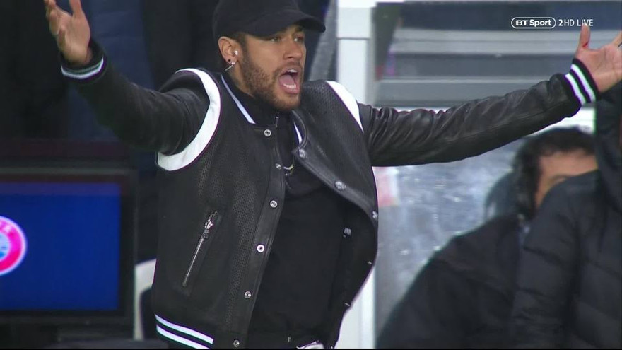 Neymar không phục trọng tài VAR