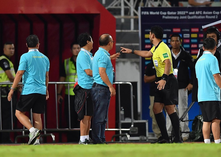 HLV Park Hang Seo bức xúc với trọng tài người Qatar. Ảnh: Như Ý.