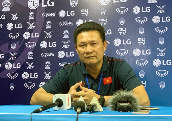 HLV Nguyễn Quốc Tuấn trong buổi họp báo sau trận. Ảnh: VFF