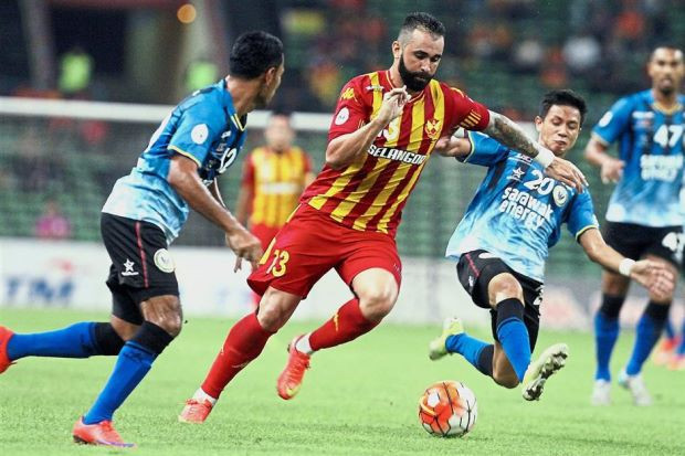 De Paula (giữa) là chân sút hàng đầu ở giải vô địch quốc gia Malaysia.