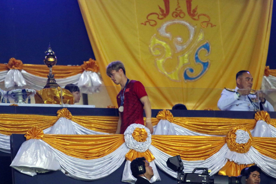 Công Phượng và đồng đội nhận HCB. Ảnh: Hữu Phạm