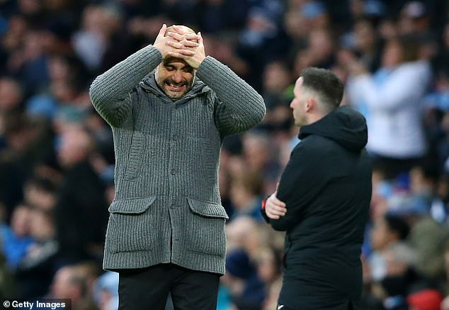 HLV Pep Guardiola xin lỗi vì bàn thắng việt vị của Sterling.