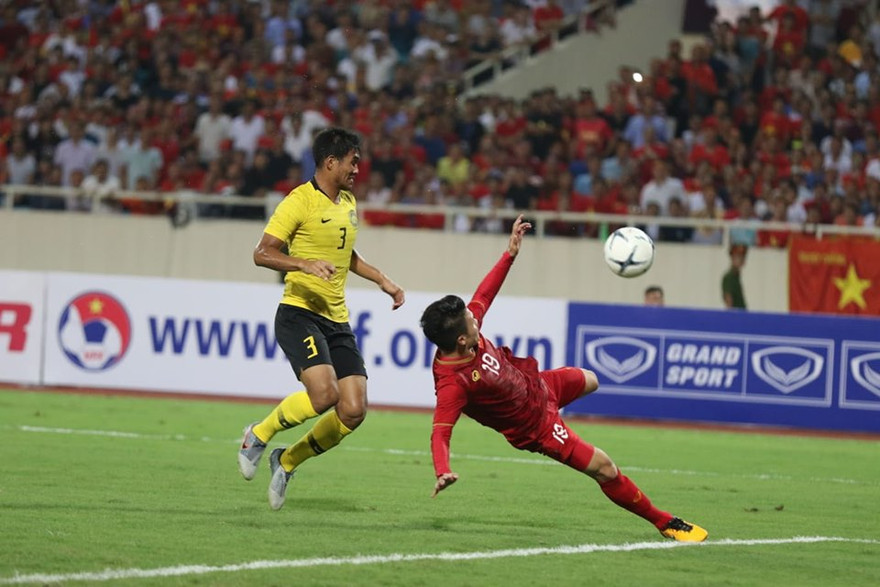 Quang Hải lập siêu phẩm trước Malaysia.