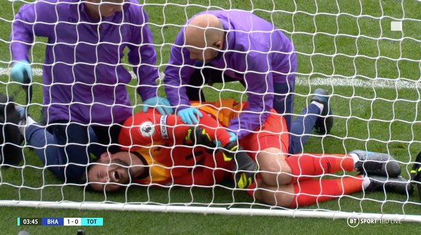 Hugo Lloris đau đớn sau cú ngã.