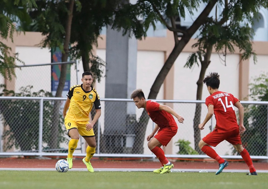 Faiq Bolkiah (số 9) gây sốc khi tự xếp mình vào đội hình chính của Brunei.