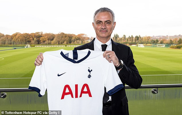 Jose Mourinho rạng rỡ ra mắt Tottenham.