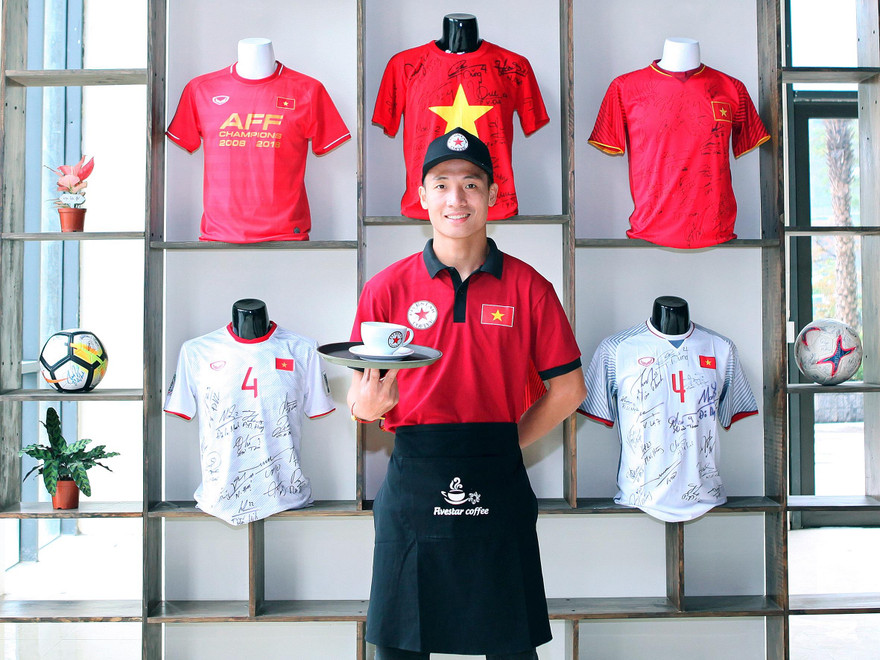 Làm thêm nghề tay trái, trung vệ Bùi Tiến Dũng mở quán cà phê