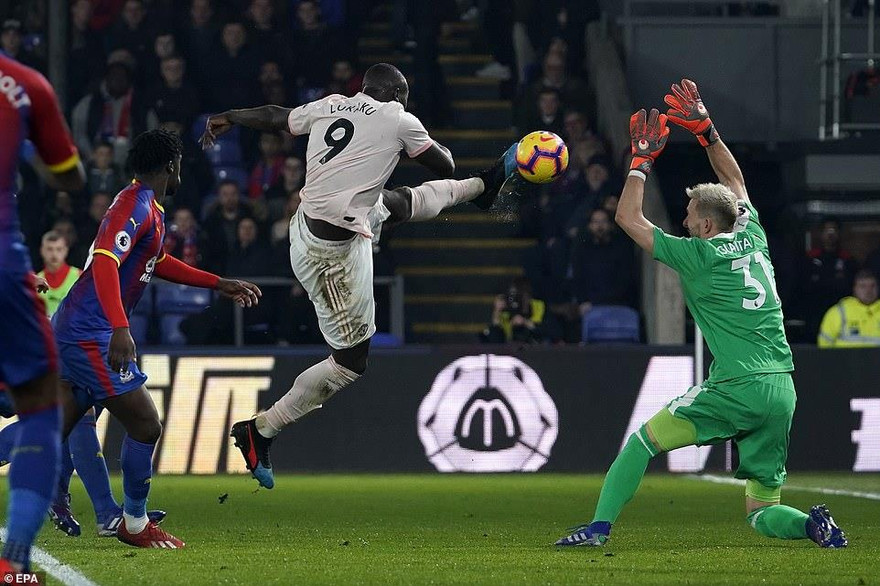 Lukaku lập cú đúp giúp M.U thắng dễ Crystal Palace