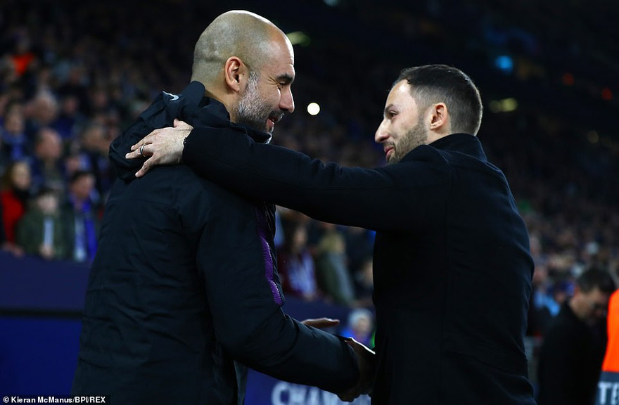 HLV Pep Guardiola bắt tay HLV Domenico Tedesco trước trận đấu