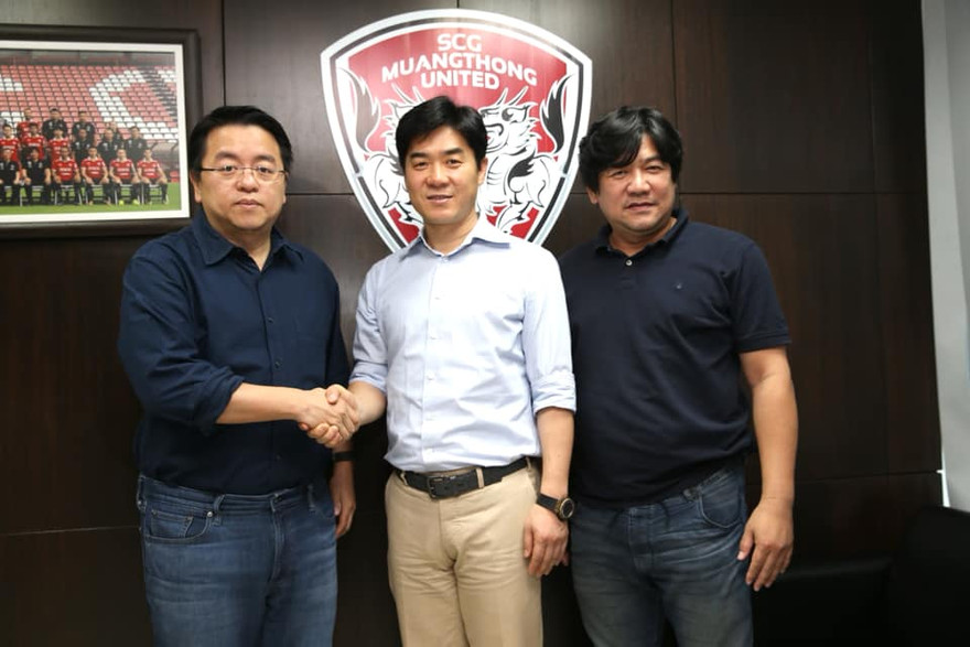 HLV Yoon Jong-hwan (giữa) ký hợp đồng với Muangthong