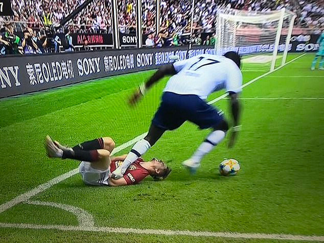 Pha bóng Sissoko đạp vào Daniel James khiến M.U phẫn nộ.