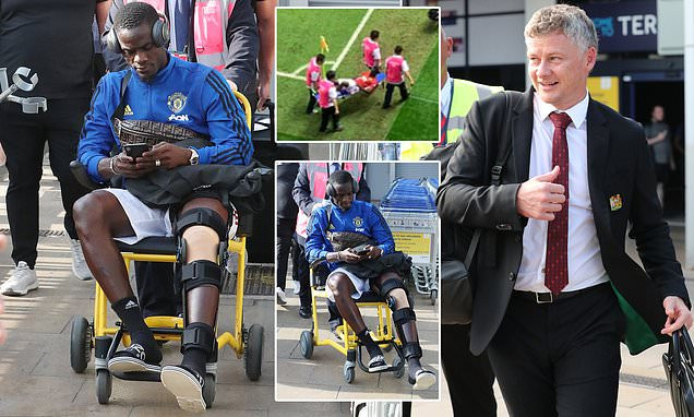  Eric Bailly phải ngồi xe lăn khi cùng M.U về Anh.