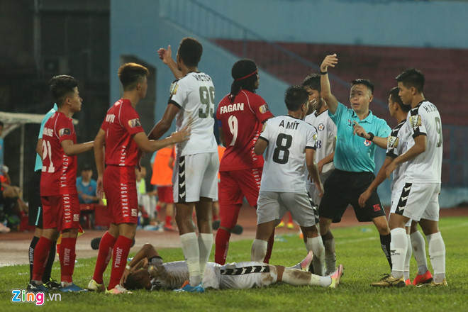 CLB Hải Phòng và CLB Đà Nẵng "đấu võ" tại Lạch Tray. Ảnh: Zing