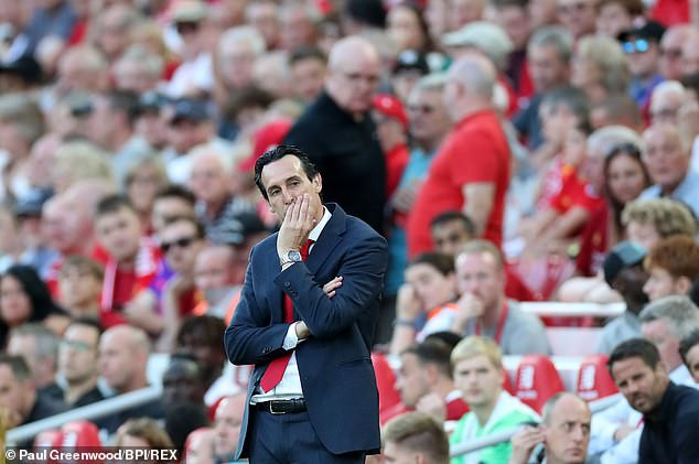 HLV Unai Emery lạc quan sau thất bại.