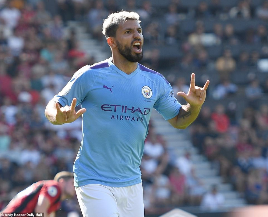 Sergio Aguero ăn mừng cú đúp vào lưới Bournemouth.