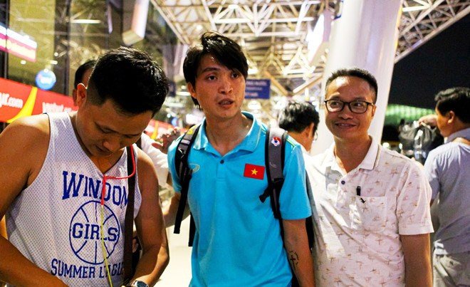 Tuấn Anh tươi rói giữa vòng tay người hâm mộ. Ảnh: Zing