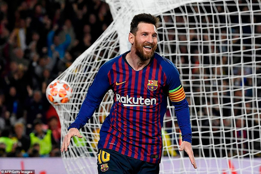 Lionel Messi ăn mừng bàn thắng trước Liverpool.