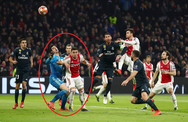 Trọng tài xác định Tadic đã việt vị và cản người trái phép với Courtois