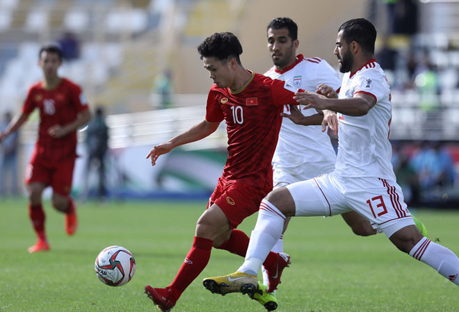 Công Phượng đi trong trước các cầu thủ Iran. Ảnh: Zing