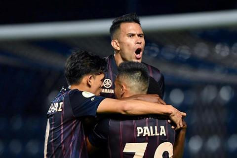 Các cầu thủ Buriram Utd ăn mừng bàn thắng