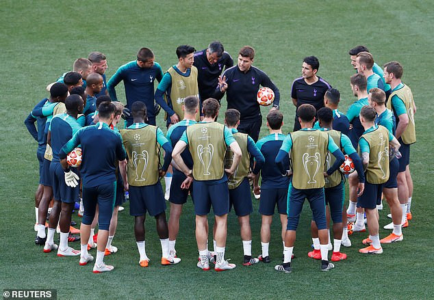HLV Mauricio Pochettino và các cầu thủ Tottenham trước chung kết Champions League.