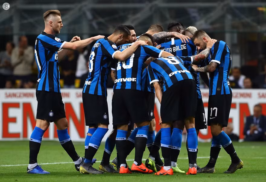Các cầu thủ Inter Milan ăn mừng chiến thắng.
