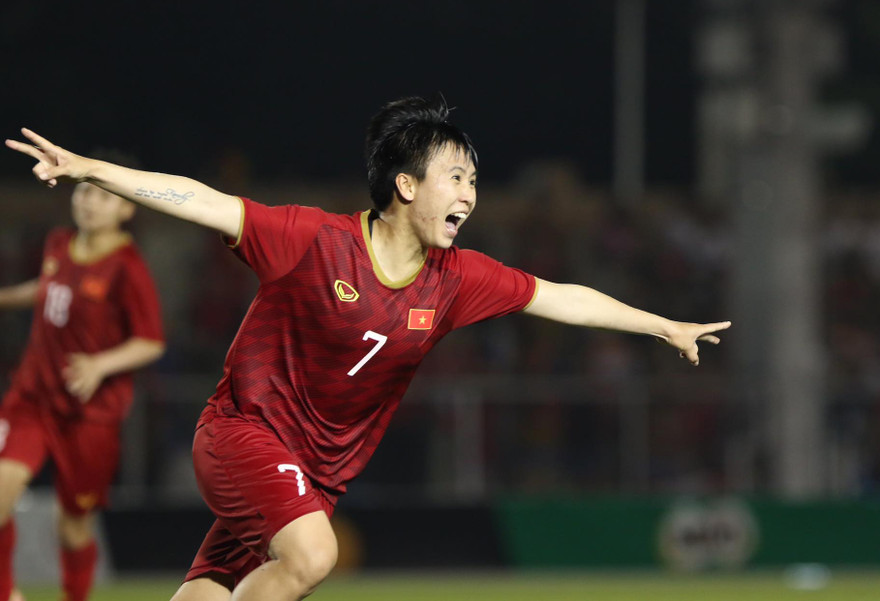 Tuyết Dung ăn mừng bàn thắng