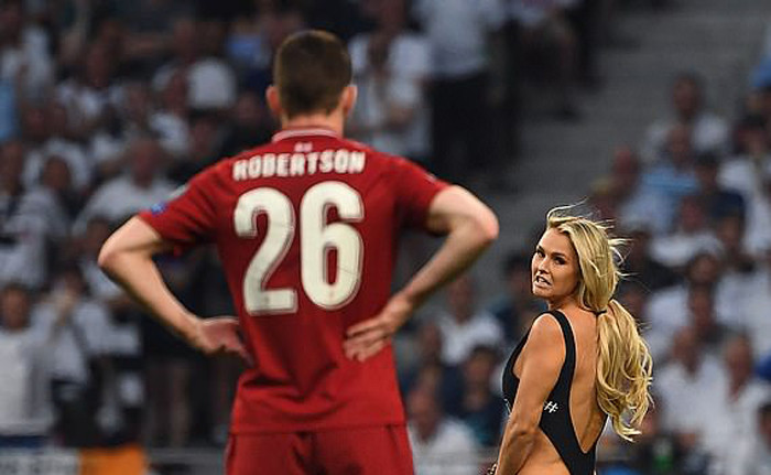 Người mẫu Kinsey Wolanski ăn mặc sexy, quậy tung trận chung kết Tottenham - Liverpool