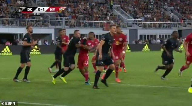 VAR 'bắt dính' Wayne Rooney đánh nguội đối thủ