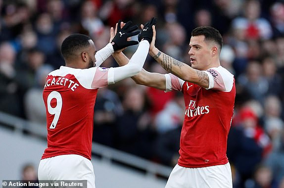 Xhaka ăn mừng bàn mở tỷ số với các đồng đội.