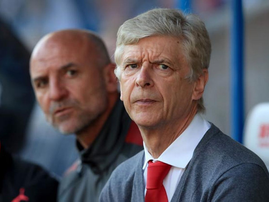 HLV Arsene Wenger sẵn sàng giúp M.U vượt khó. 