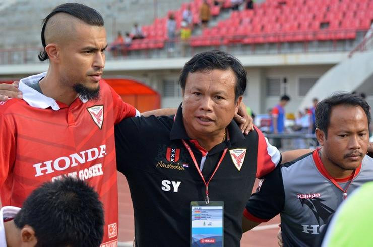 Sirisak Yodyardthai khi còn dẫn dắt Thai Honda