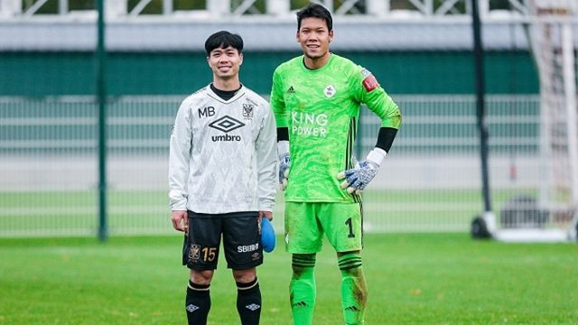 Công Phượng chụp ảnh kỷ niệm cùng thủ môn Kawin Thamsatchanan.