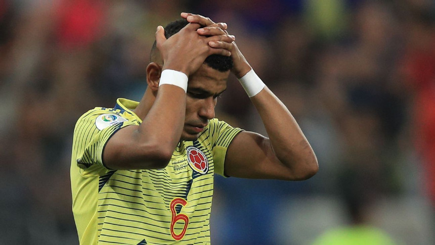 William Tesillo ôm đầu sau cú sút 11m hỏng trước Chile