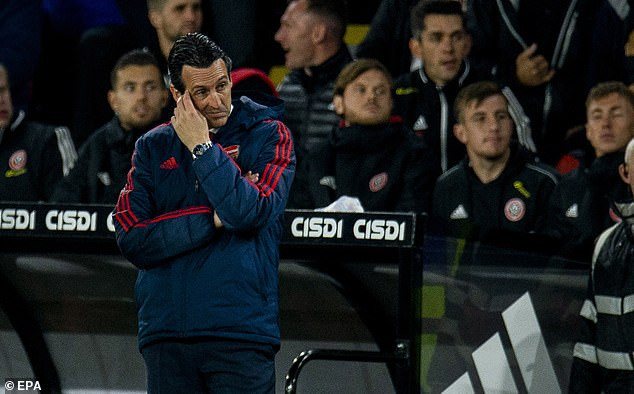 HLV Unai Emery thất vọng với VAR.