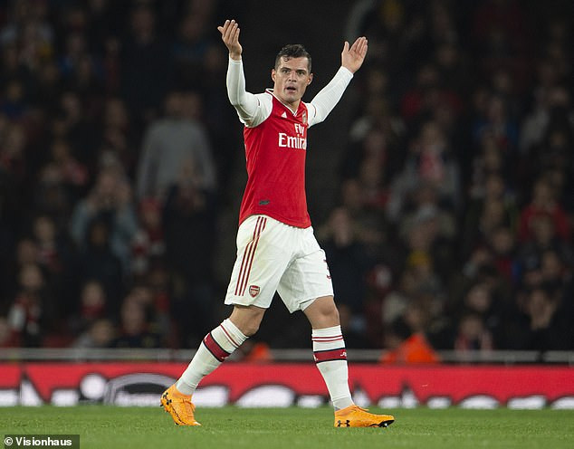 Granit Xhaka khiêu khích người hâm mộ Arsenal.