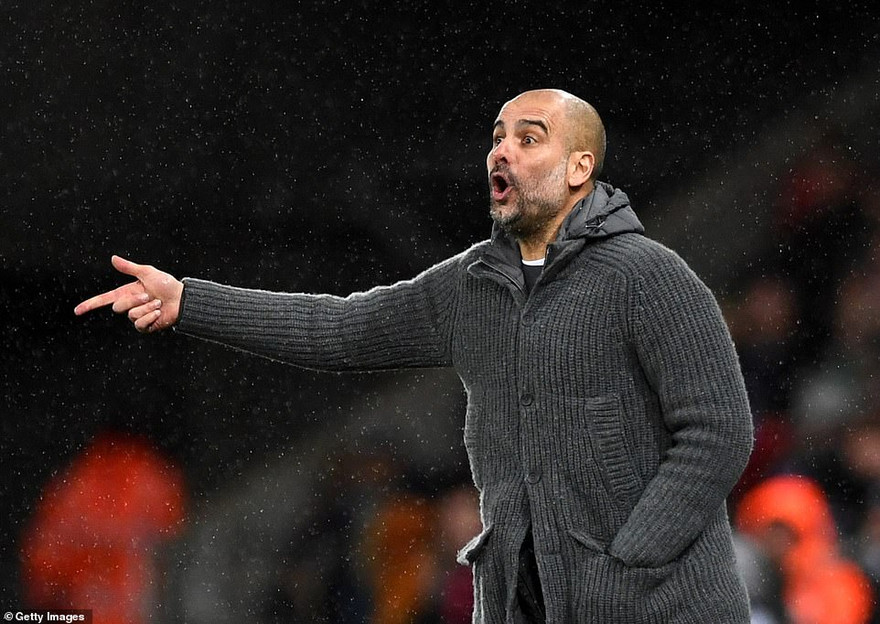 HLV Pep Guardiola không vui vì thắng tranh cãi